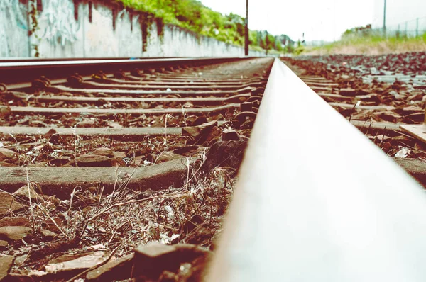 トラックのベッドにある田舎の鉄道トラック 砂利し 踏切で切り替える — ストック写真