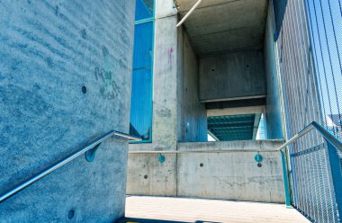 Beton, çelik ve barlarla ortak bir üst geçit içinde merdiven