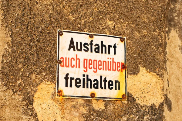 Sign Old Wall German Exit Also Clear English Keep Exit — Stock Photo, Image