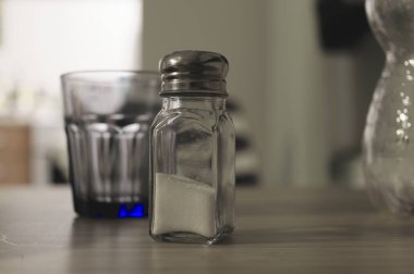 Gri görünüm ile tuz shaker Fertigkprodukten yüksek tuz tüketimini göstermek için