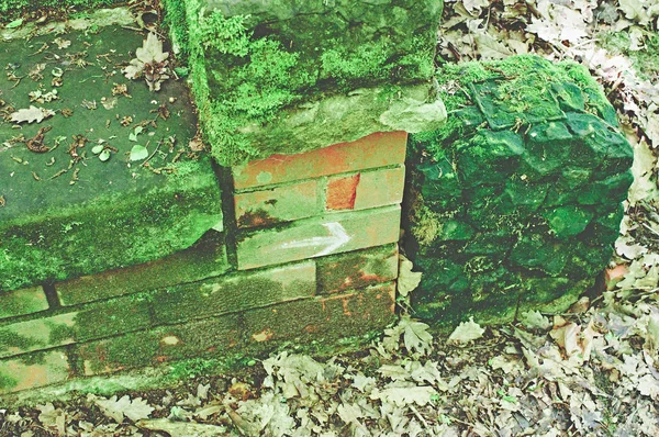 Tumba Rota Con Daños Cementerio Color Verde —  Fotos de Stock