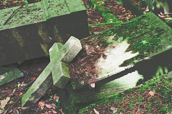 Разбитая Надгробие Повреждениями Кладбище Зеленом — стоковое фото