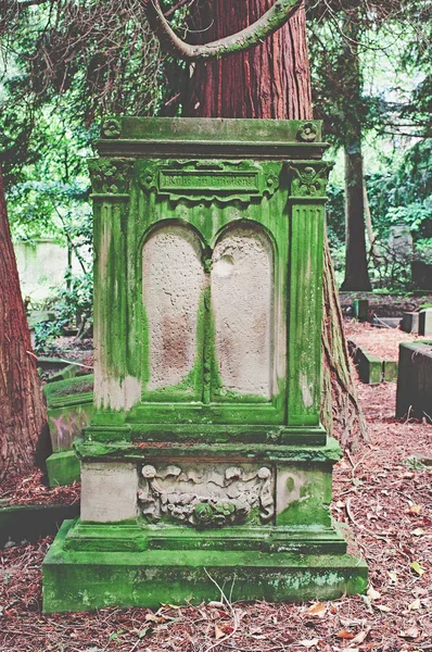 Tumba Rota Con Daños Cementerio Color Verde — Foto de Stock