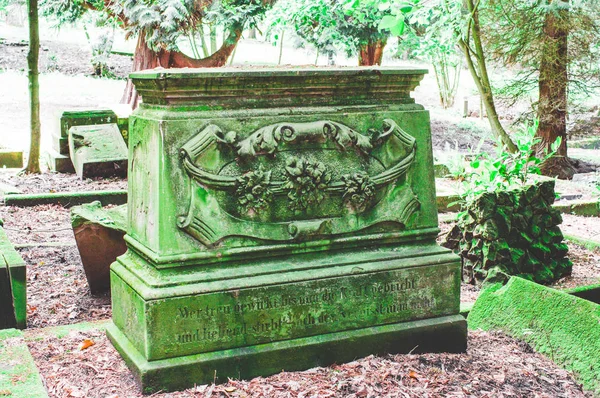 Broken Tombstone Damage Graveyard Green — Stock Photo, Image
