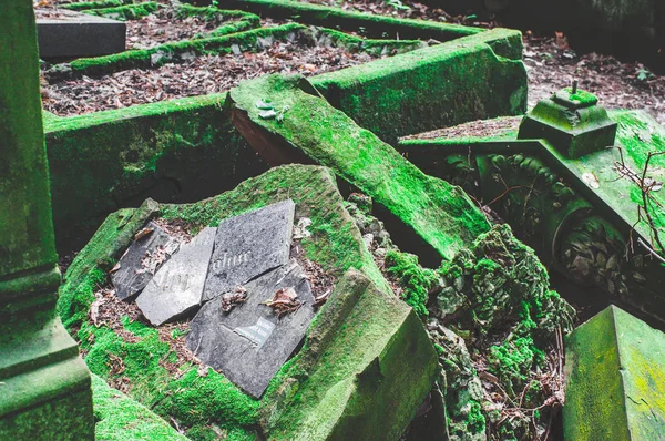 Náhrobní Kámen Poškozený Hřbitově Zeleném — Stock fotografie