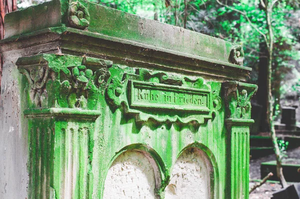 Tumba Rota Con Daños Cementerio Color Verde —  Fotos de Stock