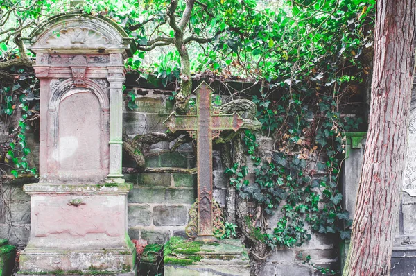 Tumba Rota Con Daños Cementerio Color Verde —  Fotos de Stock