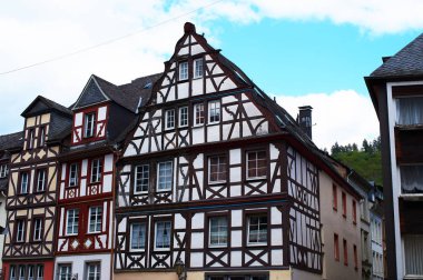 Konstanz Gölü'ndeki bir şehir duvarının yanında yarı ahşap ev li eski değirmen