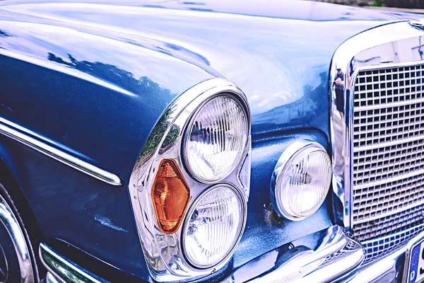 Velho Carro Vintage Azul Com Grade Lâmpadas Com Lotes Cromo — Fotografia de Stock