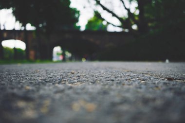 White'nın eski yıpranmış cephe bir sokak lambası ile fayans ve yenileme binalar göstermek için şubeleri