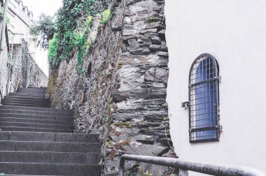 Sonra bir yangın yangın netleştirmek için tavan arasında büyük tuğla ev harabe kundaklama hırsızlık ve vandalizm zarar