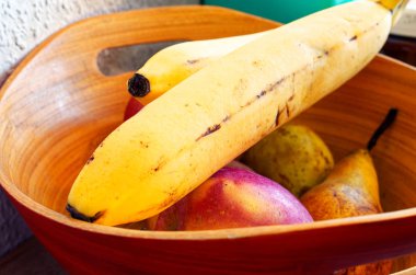 Eski meyveli meyve sepeti