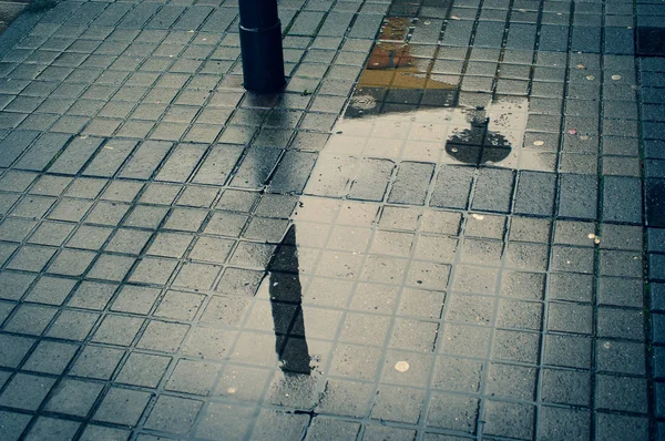 Estrada Molhada Uma Cidade Com Poças Chuva — Fotografia de Stock