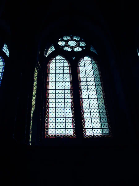 パリのノートルダムのインテリア フランス 教会の窓と近代的な光学を持つヨーロッパ 2005 — ストック写真