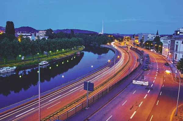 城市与财政部萨尔兰公路在夜间与萨尔在萨鲁埃布尔肯萨尔德欧洲和灯 — 图库照片