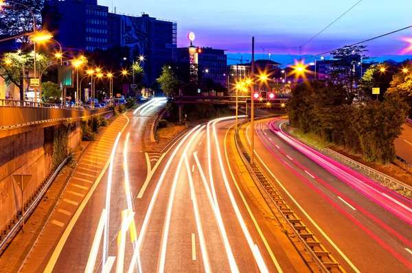 城市与财政部萨尔兰公路在夜间与萨尔在萨鲁埃布尔肯萨尔德欧洲和灯 — 图库照片