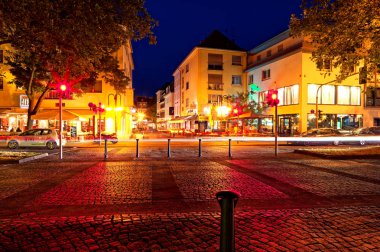 St Johanner Markt ve Saarbruecken Saarland Almanya Avrupa ve ışıklar gece eski köprü