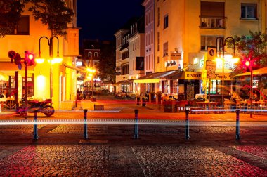 St Johanner Markt ve Saarbruecken Saarland Almanya Avrupa ve ışıklar gece eski köprü