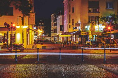 St Johanner Markt ve Saarbruecken Saarland Almanya Avrupa ve ışıklar gece eski köprü