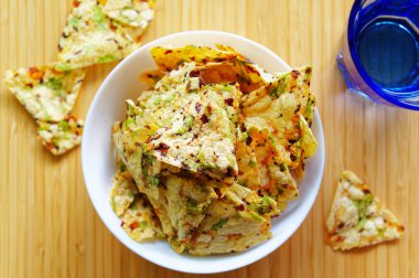 Cips aperatifler göstermek için bir bambu masada doğal malzemelerden yapılmış