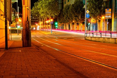 20.07.24 'te Saarbruecken Saarland Almanya' sında yoğun bir cadde ile gece ve şehir merkezi.