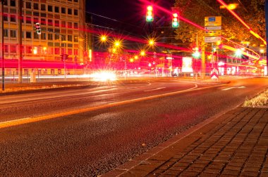 20.07.24 'te Saarbruecken Saarland Almanya' sında yoğun bir cadde ile gece ve şehir merkezi.