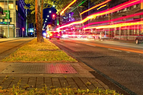 2019 24德国萨尔布鲁肯州的夜市和市中心 街道繁忙 — 图库照片