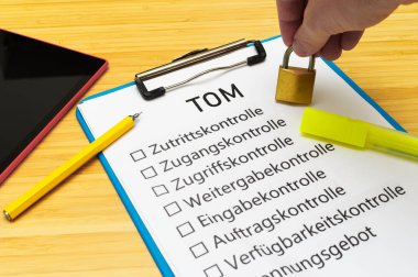 Plaka ile yazıt Tom technisch organizatorische Manahmen Ingilizce teknik örgütsel önlemler bir tablet ve blok veri koruma memurları tipik faaliyetlerini sinyal