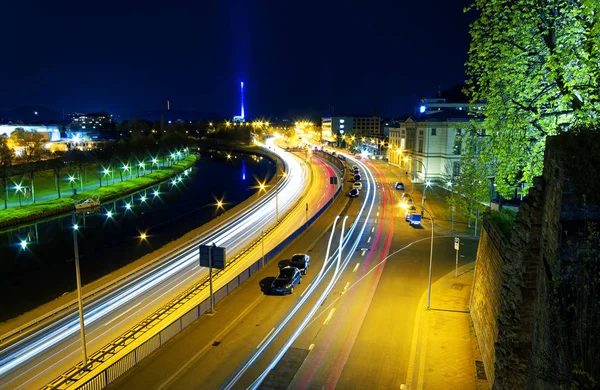 Noche Carretera Saarbruecken Sarre Alemania Europa Con Parlamento Estatal Autopista — Foto de Stock