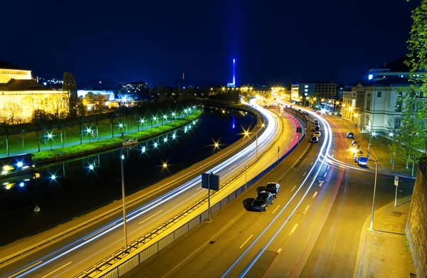 Noche Carretera Saarbruecken Sarre Alemania Europa Con Parlamento Estatal Autopista — Foto de Stock