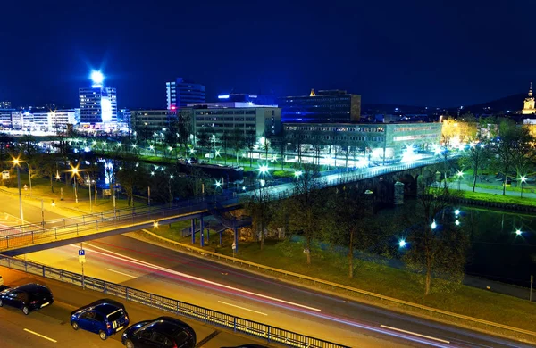 萨尔布吕肯萨尔兰欧洲与萨尔兰公路州议会与萨尔 2015 的夜间和高速公路 — 图库照片