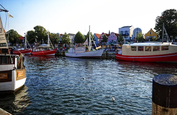 Puerto Warnemuende Con Barcos Pesca Olas Mar Báltico Mecklemburgo Vorpommern — Foto de Stock