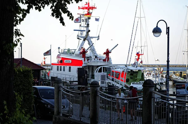 Λιμάνι Στο Warnemuende Ψαρόβαρκες Και Κύματα Στη Βαλτική Θάλασσα Στο — Φωτογραφία Αρχείου