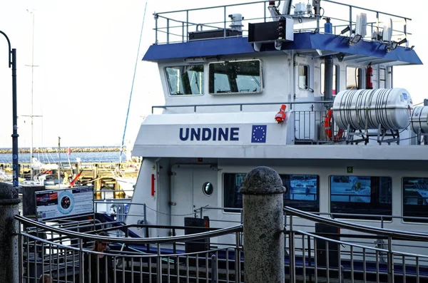 Mecklenburg-Vorpommern Almanya Avrupa'da Baltık Denizi'nde balıkçı tekneleri ve dalgalar ile Warnemuende Limanı 2015.08.19 tarihinde fotoğraflandı