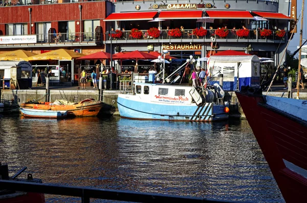 Porto Warnemuende Com Barcos Pesca Ondas Mar Báltico Mecklemburgo Vorpommern — Fotografia de Stock