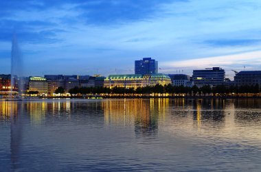 Hamburg Binnenalster Almanya'da gece alsterhaus ve arka planda çeşme ile 2017.07.09 fotoğraflandı