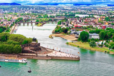 Ren-Pfalz Yukarı Orta Ren Vadisi Almanya Avrupa'da Ren ve Moselle ile Koblenz'deki Ehrenbreitstein kalesinden görünümünde Deutsches Eck 2019.08.15 tarihinde fotoğraflandı