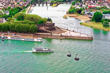 Ren-Pfalz Yukarı Orta Ren Vadisi Almanya Avrupa'da Ren ve Moselle ile Koblenz'deki Ehrenbreitstein kalesinden görünümünde Deutsches Eck 2019.08.15 tarihinde fotoğraflandı