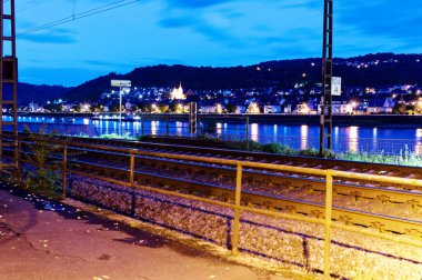 Ren ile Kamp-Bornhofen ile Rheinland-Pfalz Almanya Avrupa'da demiryolu hattı ve tekne iskelesi 2019.08.15 tarihinde fotoğraflandı