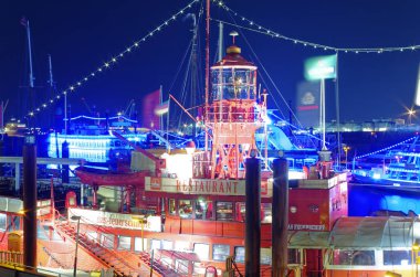 Almanya Avrupa'da hamburg limanı ve iskeleleri gece avrupa'da fotoğraflandı 08.28.2016