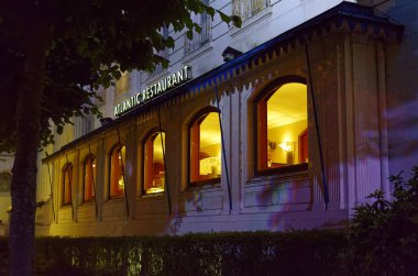 Hamburg Deutschland Europa Hamburg bei Nacht fotografiert içinde Eingang des prestigetrchtigen Oteller Atlantik 2017.07.09