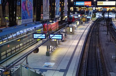 Hamburg merkez istasyonunun iç görünümü ile demiryolu rayları ve trenler 2017.07.10 tarihinde fotoğraflandı