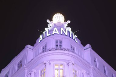 Hamburg Deutschland Europa Hamburg bei Nacht fotografiert içinde Eingang des prestigetrchtigen Oteller Atlantik 2017.07.09