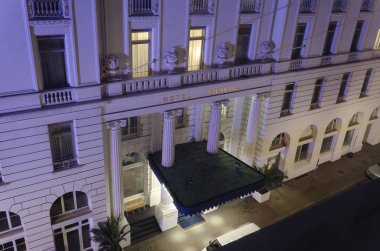 Hamburg Deutschland Europa Hamburg bei Nacht fotografiert içinde Eingang des prestigetrchtigen Oteller Atlantik 2017.07.09