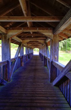 Baden-Wurttemberg'deki Kara Orman'daki Nagold nehrinin Nagoldsperre'i 2017.09.30 tarihinde fotoğraflandı