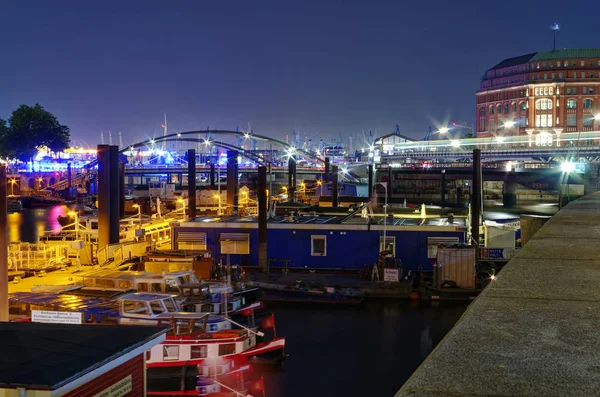 ドイツの夜のハンブルク港と桟橋ヨーロッパで撮影 2016 — ストック写真