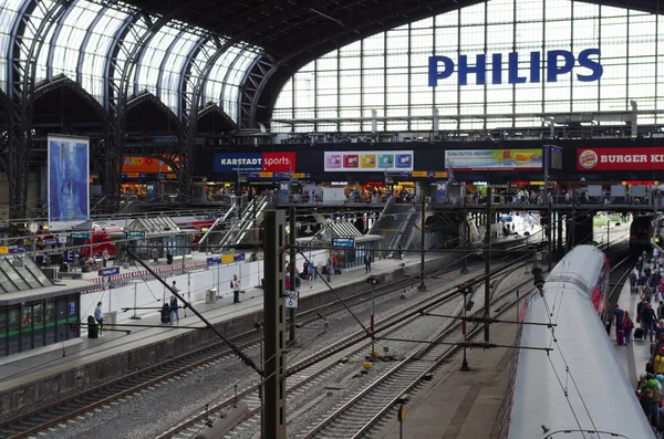 Hamburg Centralstation Interiör Med Järnvägsspår Och Tåg Fotograferad 2016 — Stockfoto