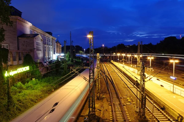 Hamburg Centralstation Interiör Med Järnvägsspår Och Tåg Fotograferad 2017 — Stockfoto