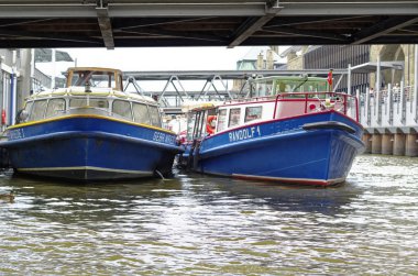 Almanya Avrupa'da hamburg limanı ve iskeleleri gece avrupa'da fotoğraflandı 08.28.2016