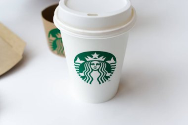 Starbucks Coffee-To-Go Mug beyaz bir masada banderole ile Koblenz bir Starbucks restoranda plastik atık göstermek için 2019.08.17 fotoğraflandı